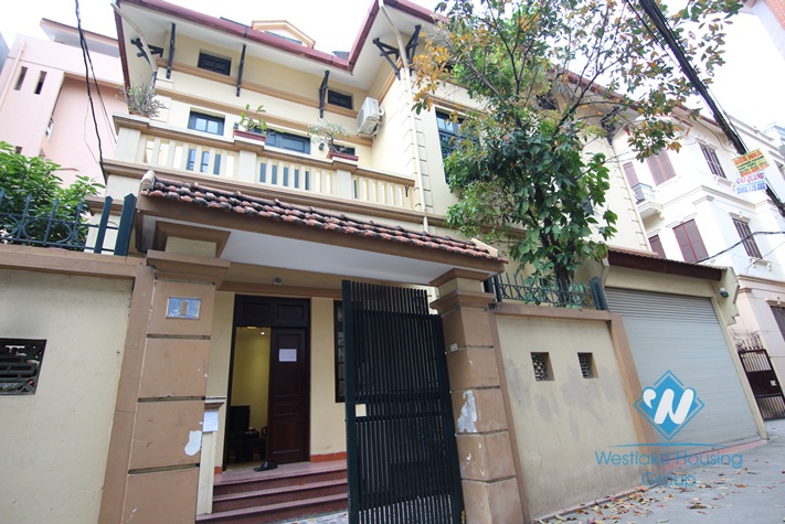 Garden house with car parking for rent in Tay Ho area 